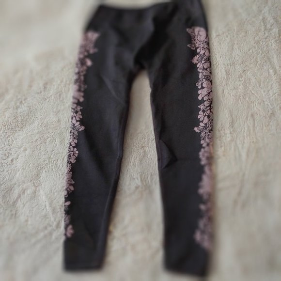 Fabletics Seamless Knit Butterfly High Waisted Leggings Gray Pink - Picture 4 of 4